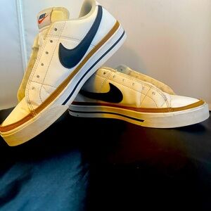 Women’s Nike Tennis Shoes